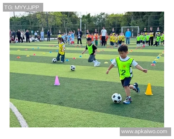 足球明星童年时期的真实照片揭秘他们的成长历程与梦想起点