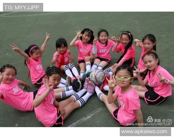 足球明星赛上的小女孩梦想与勇气的感人故事 足球明星赛上的小女孩梦想与勇气的感人故事