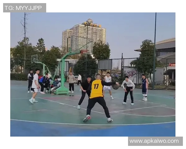 篮球明星与小孩的温馨瞬间展现了梦想与希望的交汇与传承